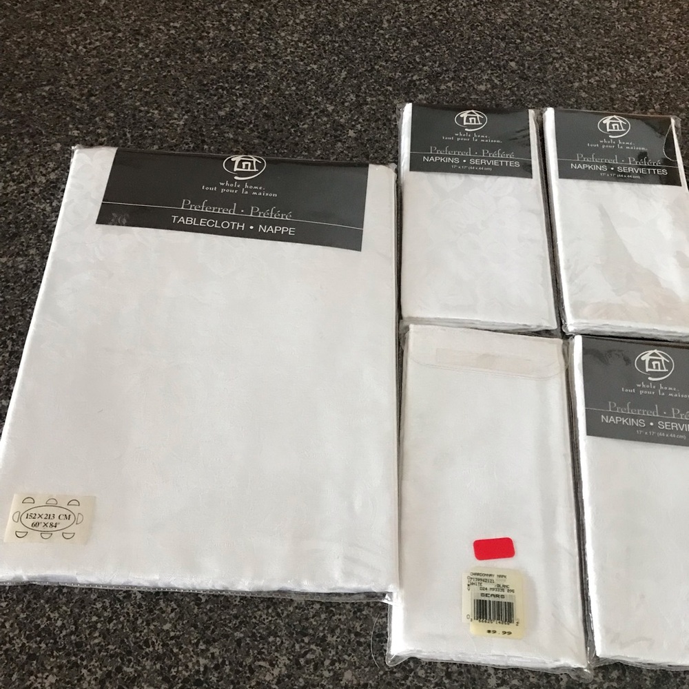 Elegant White Tablecloth and Napkin Set